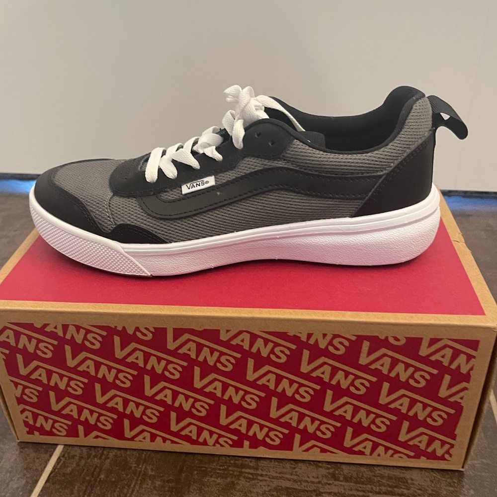 New in Box Men’s Vans Range EXP Charcoal/Black size 7